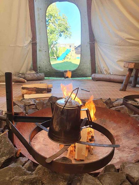 Tipi tent in een natuurlijke omgeving - 3