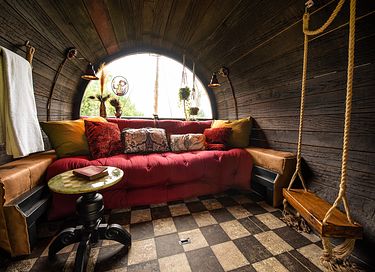 Sleeping in a romantic wine barrel - 5