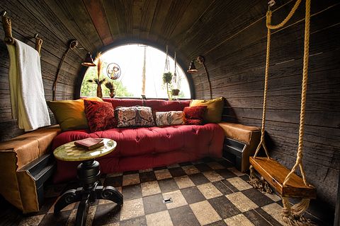 Sleeping in a romantic wine barrel - 5