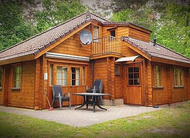 Grande maison en bois dans la forêt avec sauna privé