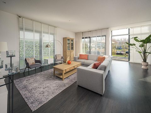 Maison moderne avec ponton au bord de l'eau - 5