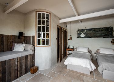 Beautifully renovated farmhouse with many luxuries - 18