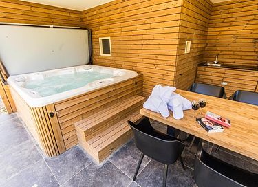 Luxury vacation villa with jacuzzi and a view - 4