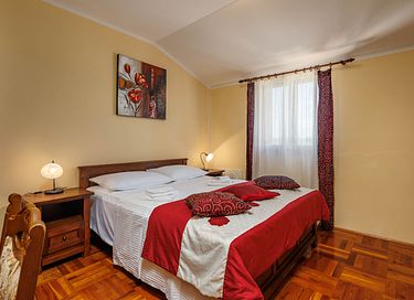 Large villa with private pool and spacious garden - 14