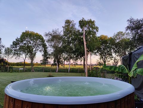 Einzigartiges Glamping Armeezelt mit Whirlpool und Ofen - 3
