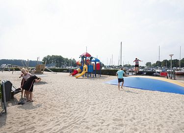Tent on floating terrace on Veluwe Lake - 7