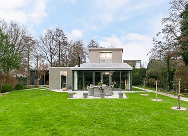 Vrijstaande villa met omheinde tuin 