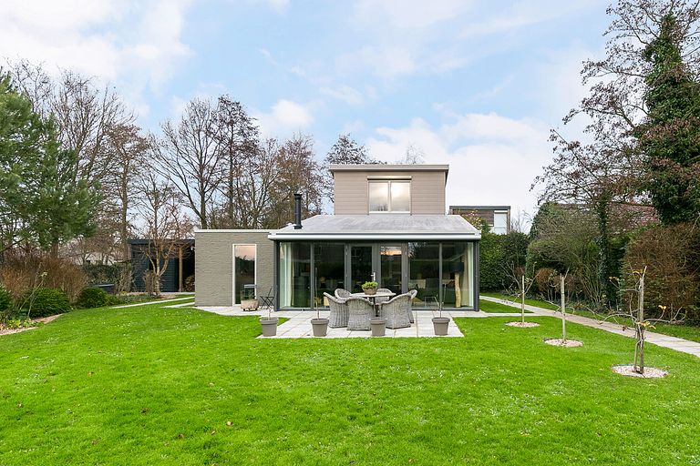 Detached villa with fenced garden - 1