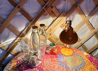 Yourte colorée dans un camping écologique à Groningue - 12