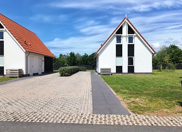 Detached house with a covered porch - 39