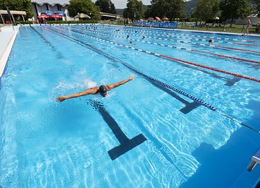 Tente safari sur un camping avec de nombreuses piscines - 27