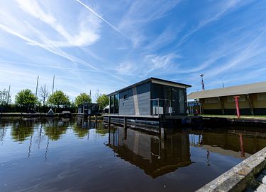 Houseboat op het water met mooi uitzicht  - 24