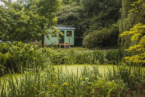 Handgefertigte Hirtenhütte in einem Parkgarten - 3