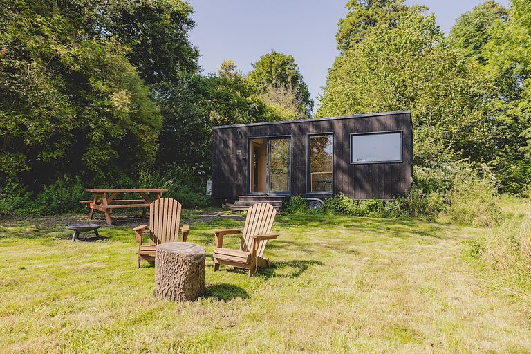 Tiny House in einem Wald und an einem See - 1