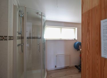 Spacious family home with wellness facilities - 12