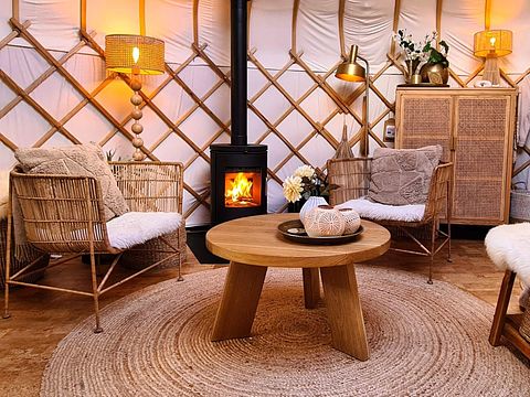 Une yourte équipée d'un poêle à bois et offrant tout le confort d'une suite d'hôtel - 4