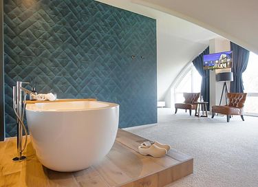 Luxury hotel room with bathtub on Texel - 4