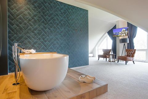 Luxury hotel room with bathtub on Texel - 4