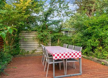 Vakantiehuis omgeven door groen met terras - 13