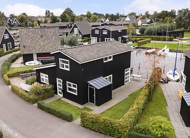 6-person house on a lake in Friesland