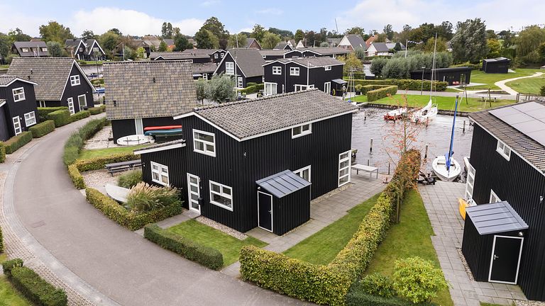 6-person house on a lake in Friesland - 1