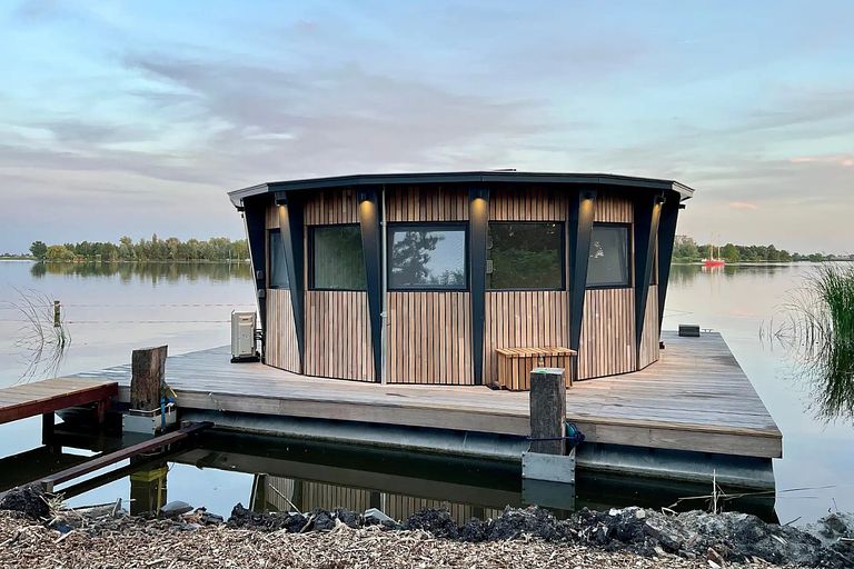 Zelfvoorzienend huisje met sloep - 1
