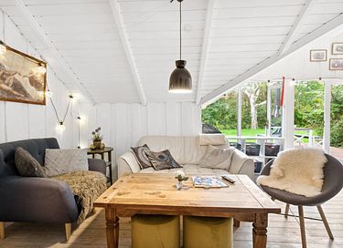 Vakantiehuis omgeven door groen met terras - 18