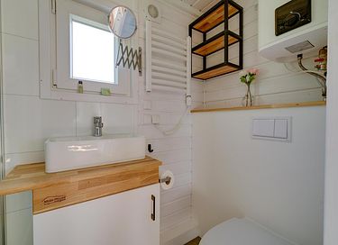 Kleurrijk tinyhouse met safari-slaaptent - 12