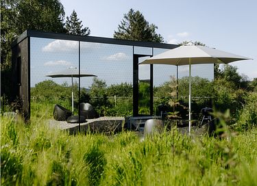 Romantic overnight stay in a mirror house