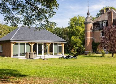 Maison la forêt dans un beau domaine