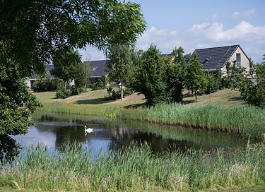 Vakantiewoning met tuin op waterrijk park - 2