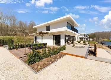 Villa de bien-être au bord de l'eau avec sauna