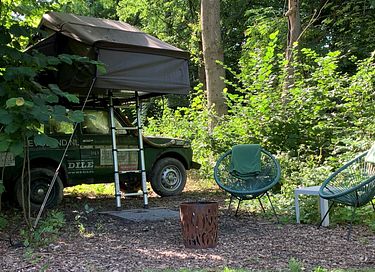 Ruime tent op het dak van een jeep - 1