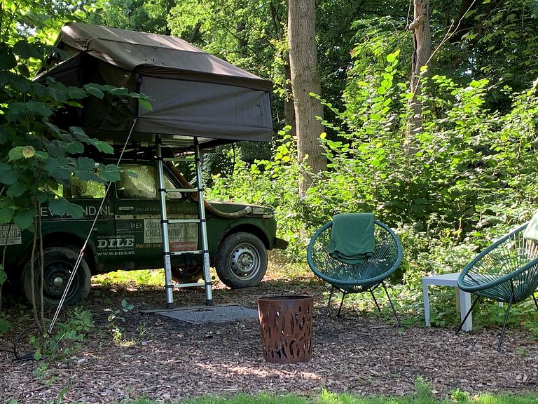 Ruime tent op het dak van een jeep - 1