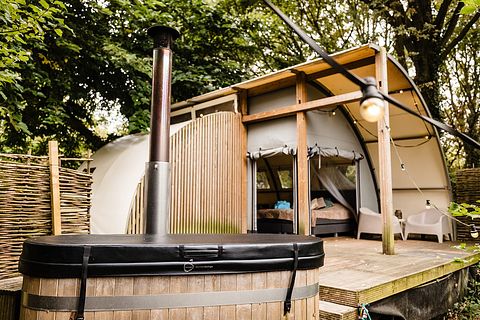 Luxuriöse Glampingzelt mit Badefass am Wasser - 2