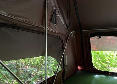 Ruime tent op het dak van een jeep - 2
