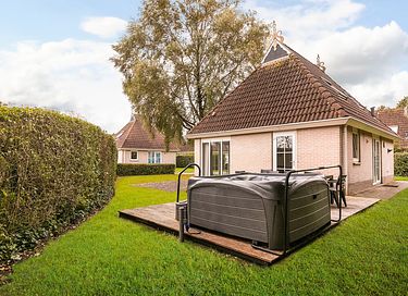 House with outdoor spa on Frisian waters