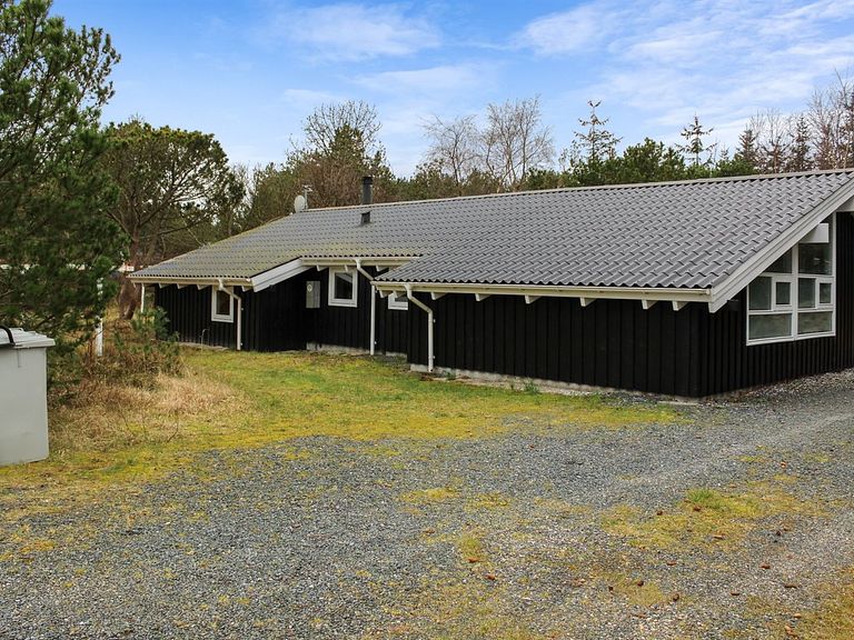 Ferie tæt på havet med sauna og pool - 1