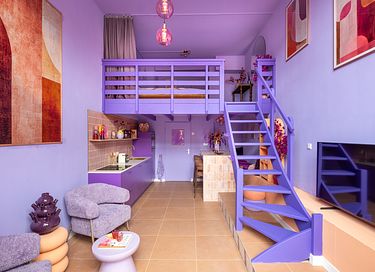 Stilvoll übernachten in einer violetten Oase