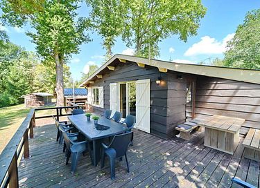 Chalet en bois au milieu de la forêt - 3