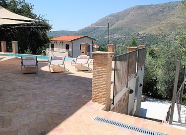 Leuke villa met zwembad en terras - 1