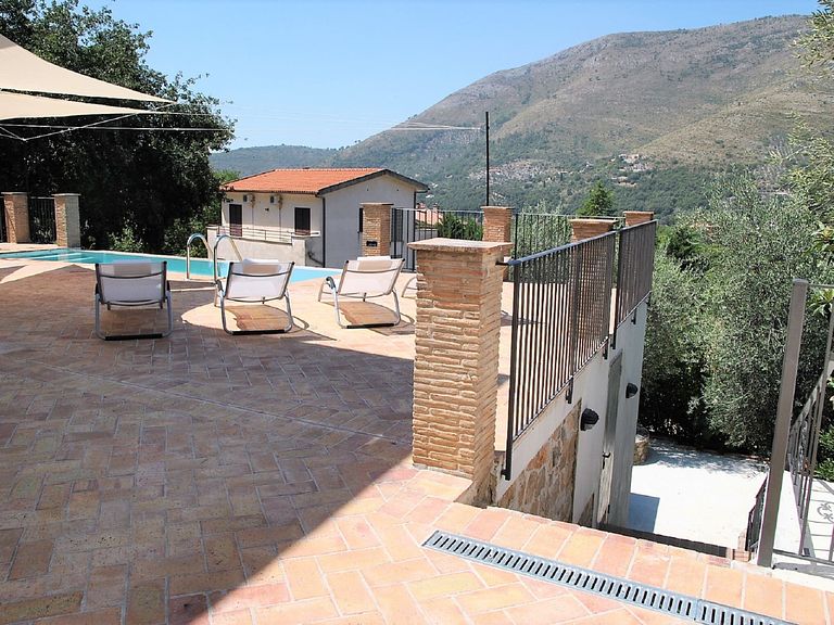 Leuke villa met zwembad en terras - 1