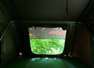 Ruime tent op het dak van een jeep - 4