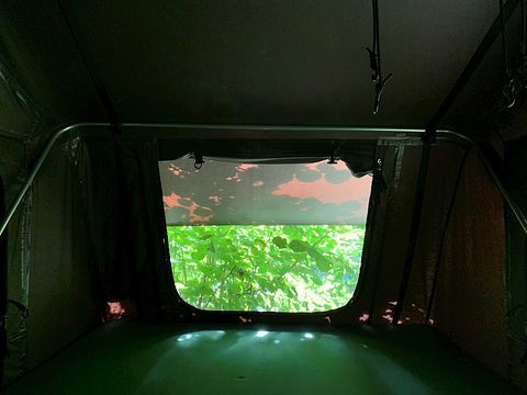 Ruime tent op het dak van een jeep - 4