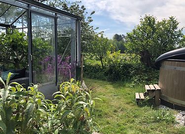 Spend the night in an orangery with hot tub - 20