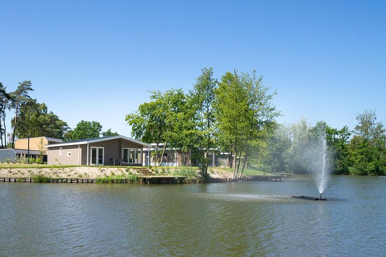 Ruim chalet aan het water op een leuk park - 1