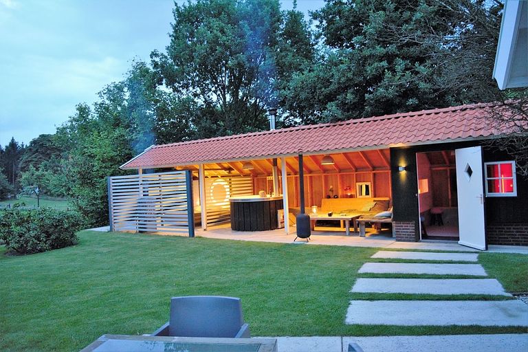 Holiday home with covered outdoor wellness - 1