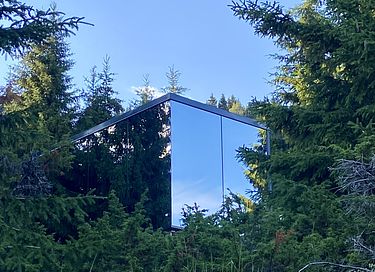 Breathtaking mirror house in Norway - 4