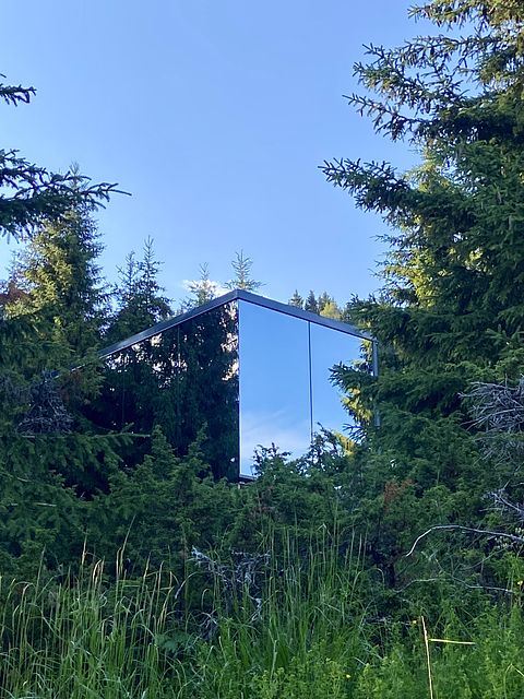 Breathtaking mirror house in Norway - 4