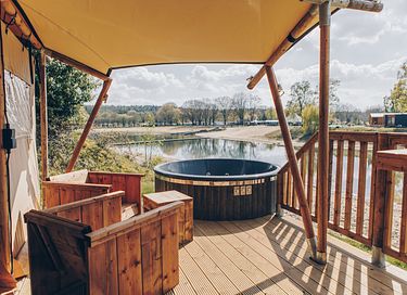 Tente safari de luxe avec bain à remous au bord d'un lac - 27